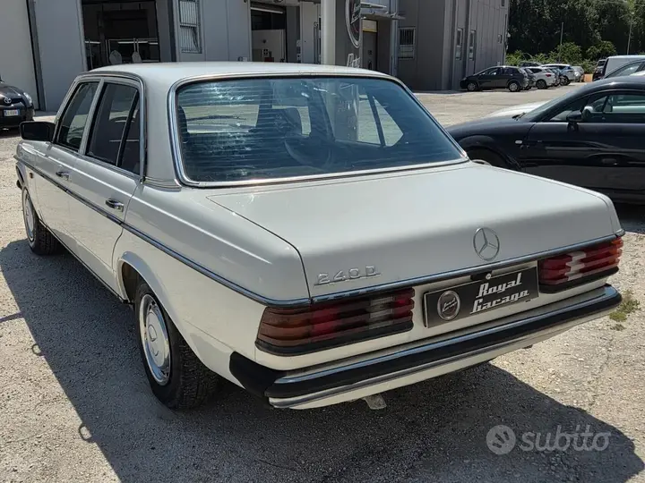 Mercedes-Benz W123 1981 photo 3