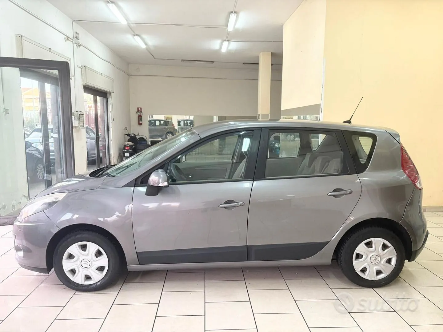 Renault Scenic 2010 photo 4