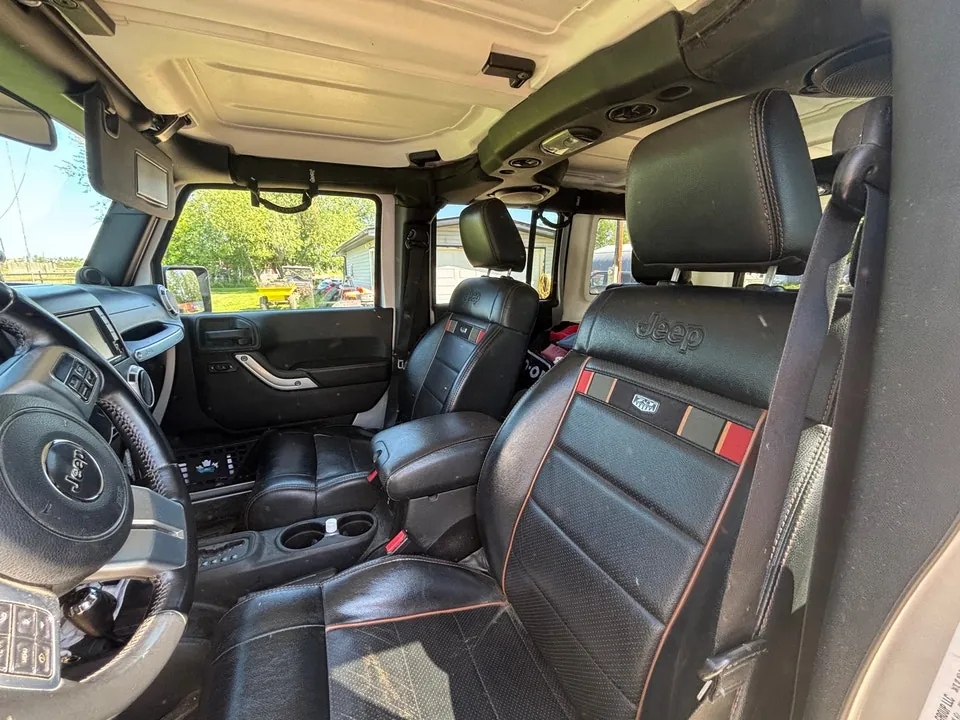 Jeep Wrangler Unlimited 2011 photo 2
