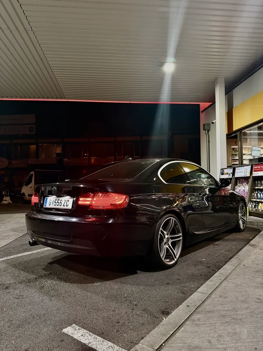 BMW 3 Series 2011 photo 2