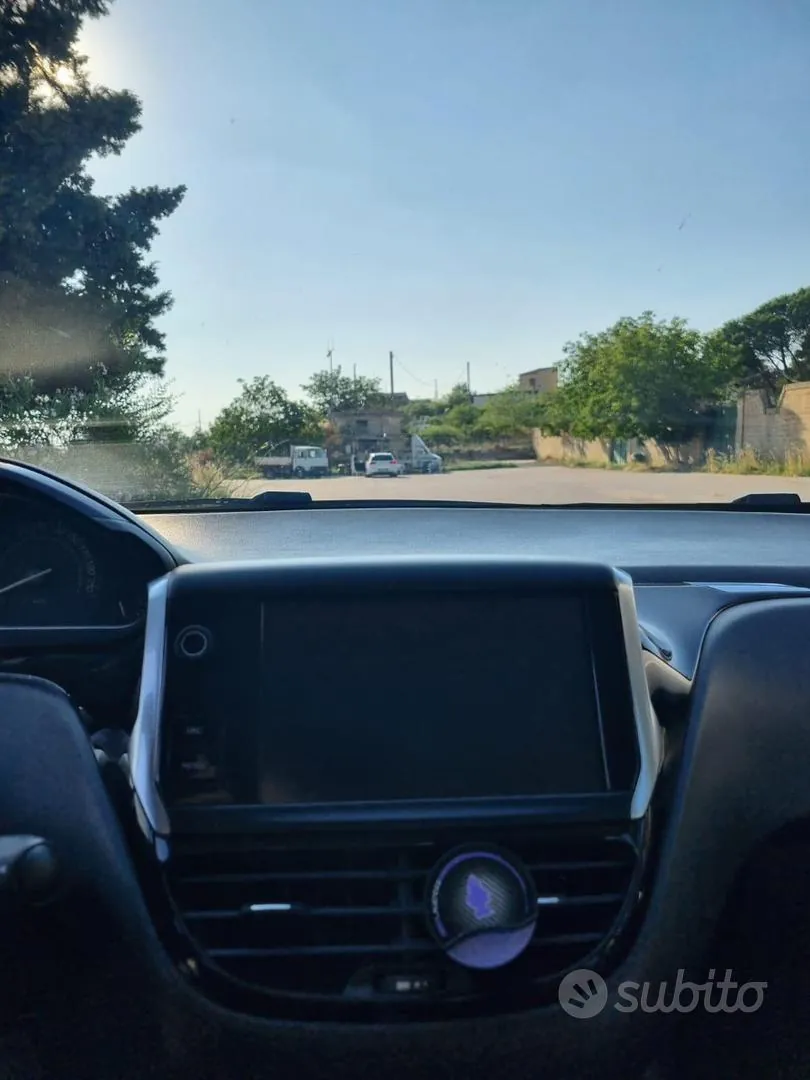 Peugeot 208 2016 photo 2