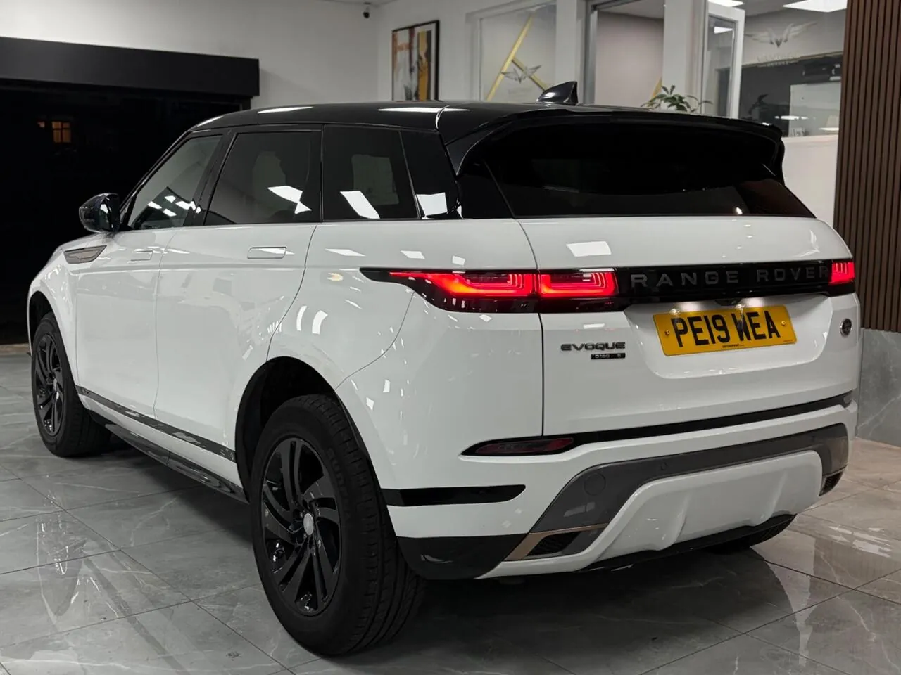 Land Rover Range Rover Evoque 2019 photo 2