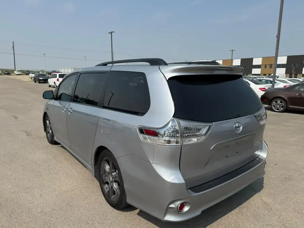 Toyota Sienna 2015 photo 4