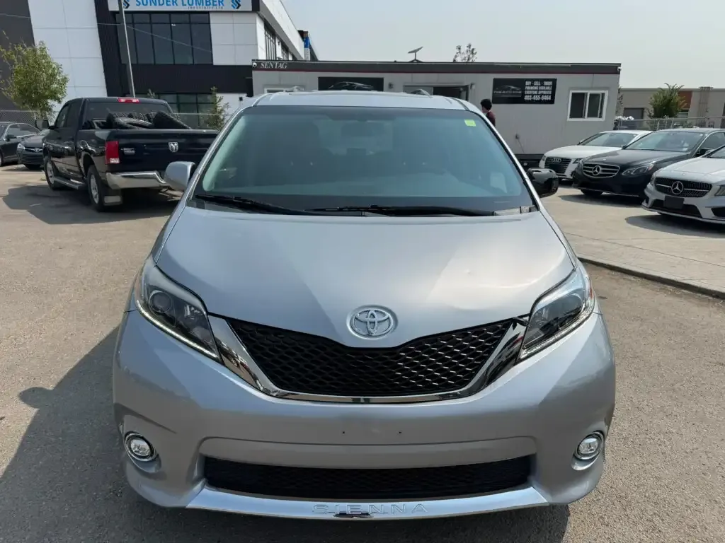 Toyota Sienna 2015 photo 2