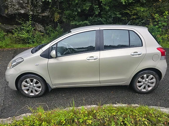 Toyota Yaris 2010 photo 3