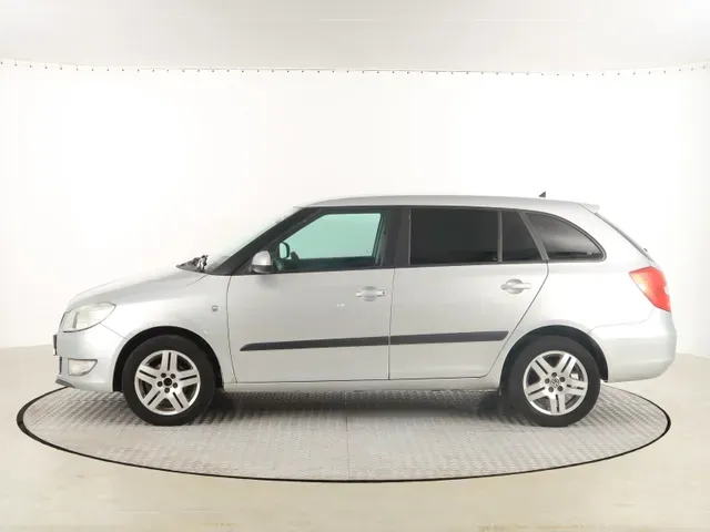 Skoda Fabia Combi 2012 photo 2