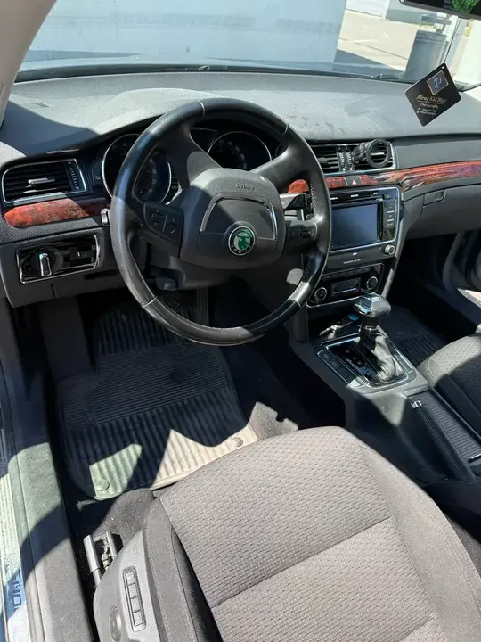 Skoda Superb 2011 photo 2