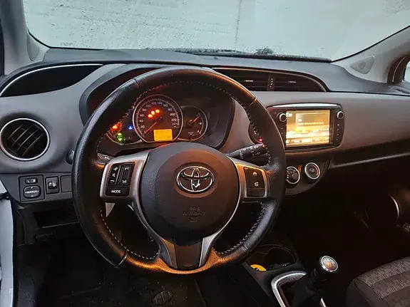 Toyota Yaris 2017 photo 5
