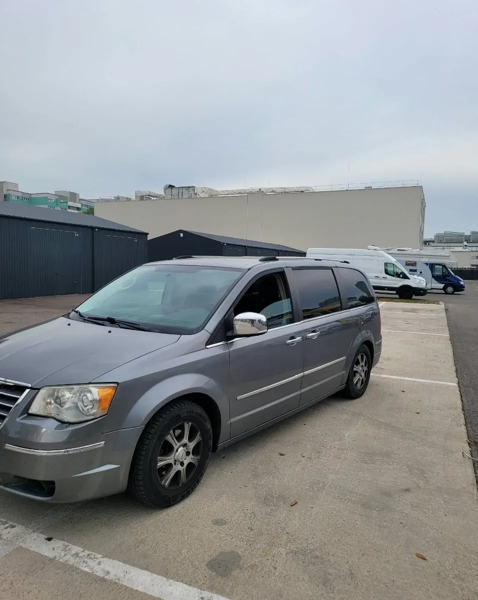 Chrysler Voyager 2008 photo 2