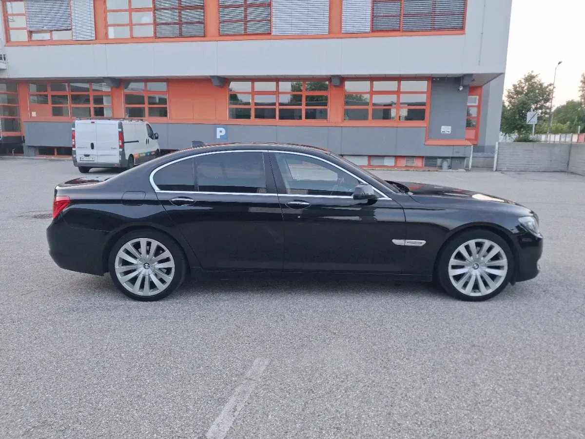 BMW 7 Series 2009 photo 2
