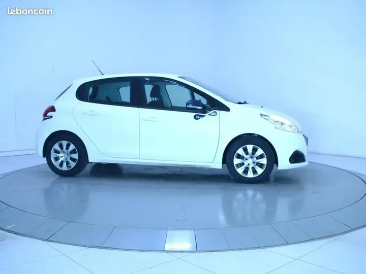 Peugeot 208 2019 photo 4
