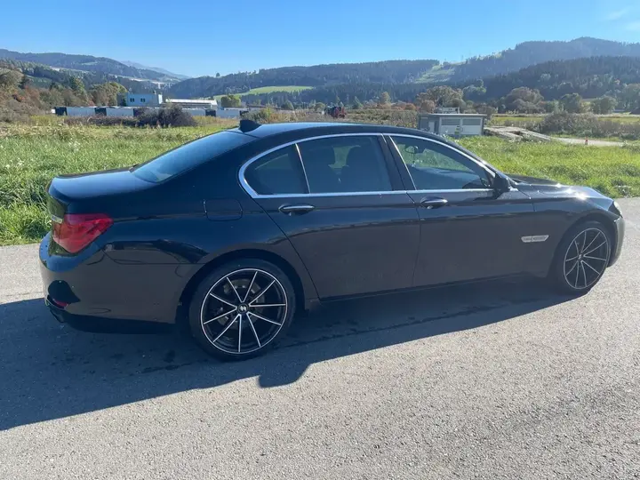 BMW 7 Series 2011 photo 3