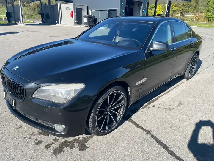 BMW 7 Series 2011 photo 2