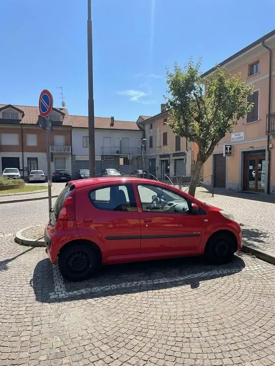 Peugeot 107 2011 photo 2