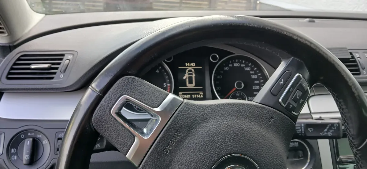 Volkswagen Passat 2010 photo 2