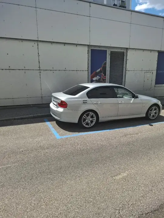 BMW 318I 2008 photo 2