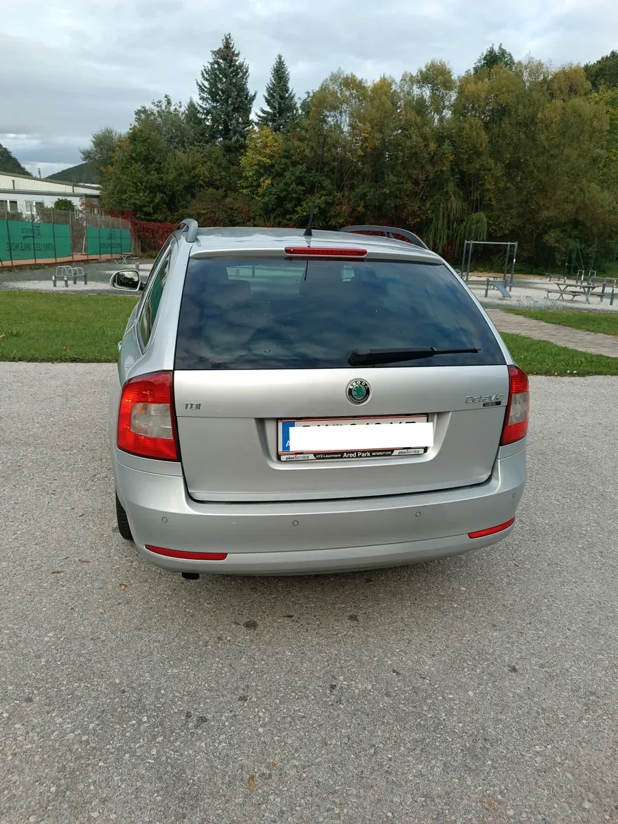 Skoda Octavia 2012 photo 2
