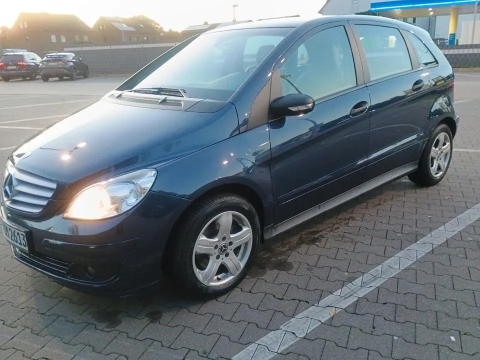 Mercedes-Benz B 180