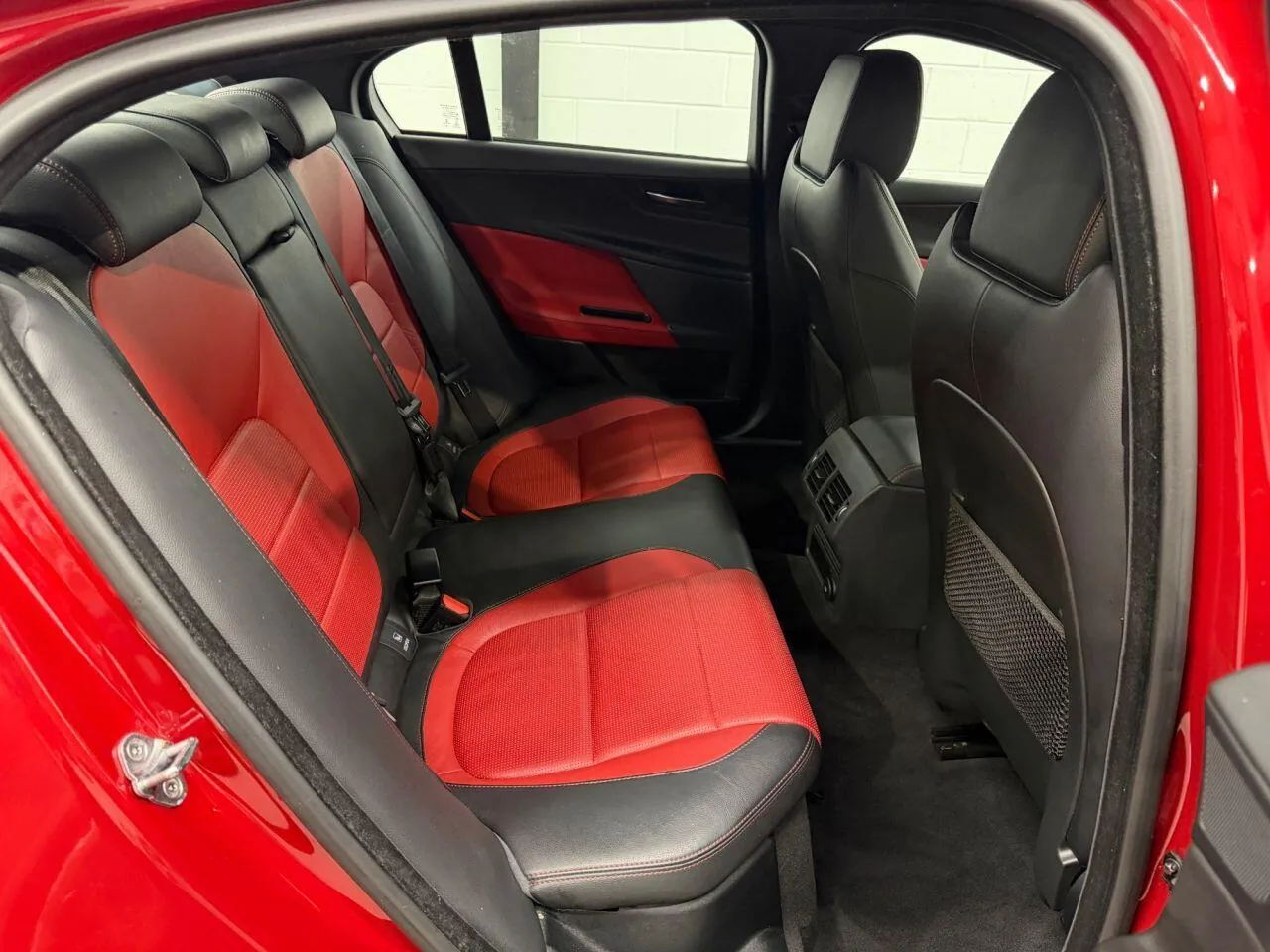 Jaguar Xe 2016 photo 3