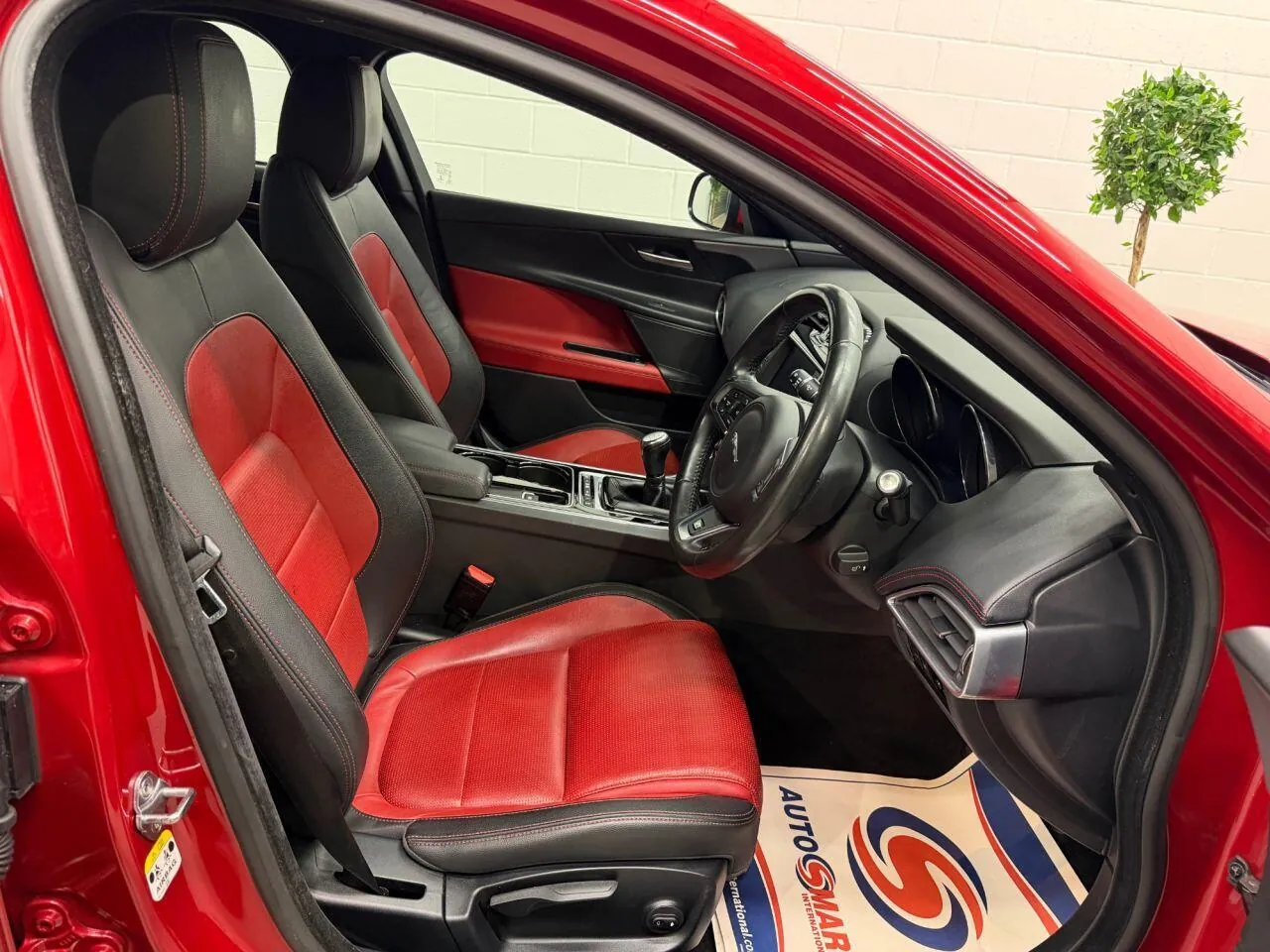 Jaguar Xe 2016 photo 2
