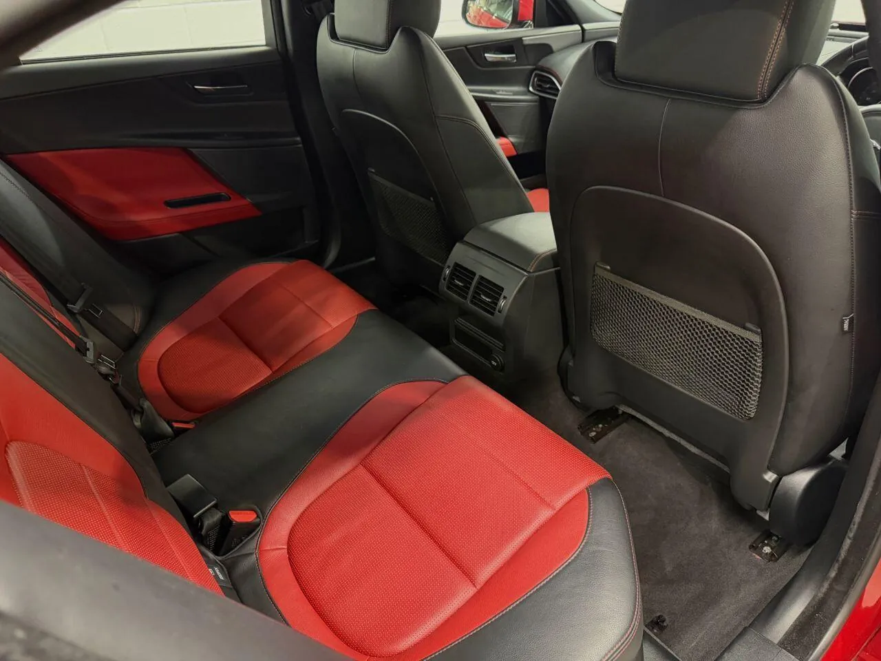 Jaguar Xe 2016 photo 4