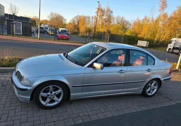 BMW 323I