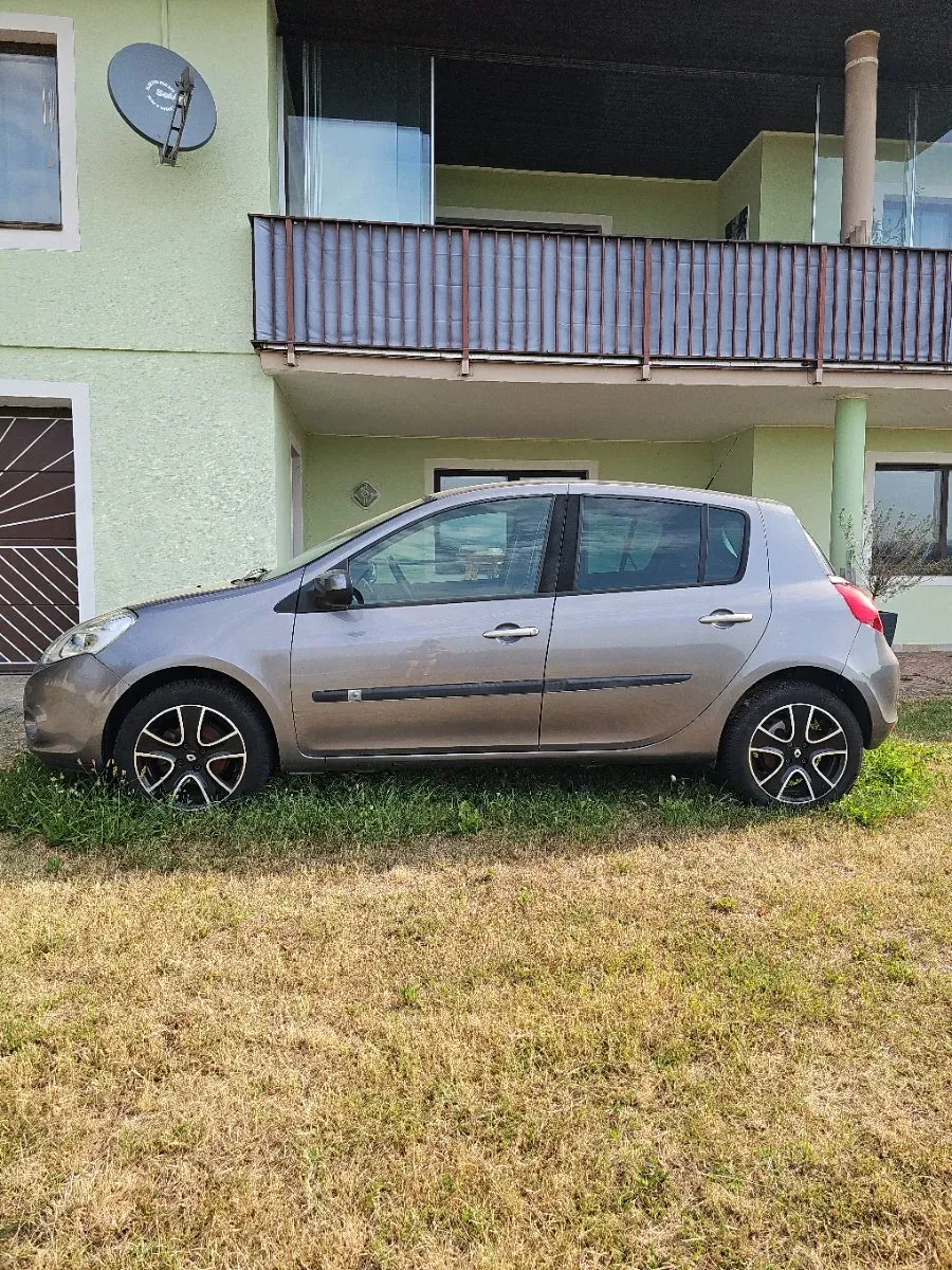 Renault Clio 2011 photo 2