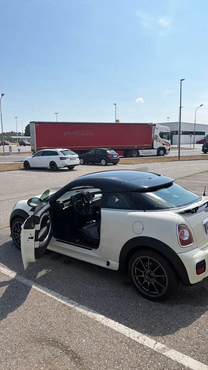 Mini Cooper Coupé 2012 photo 3