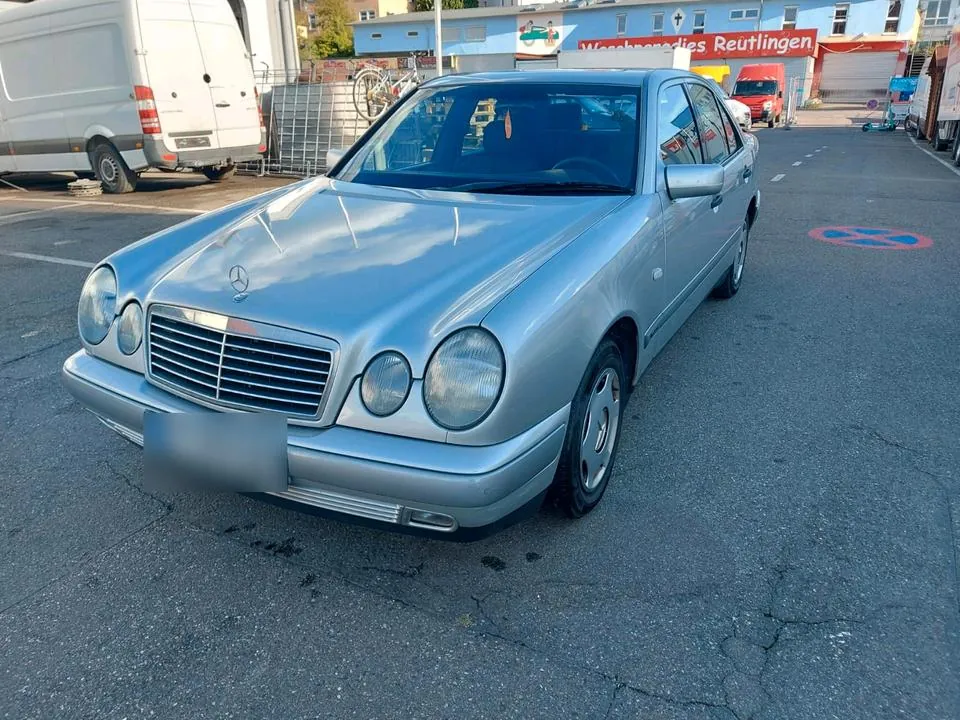 Mercedes-Benz E200