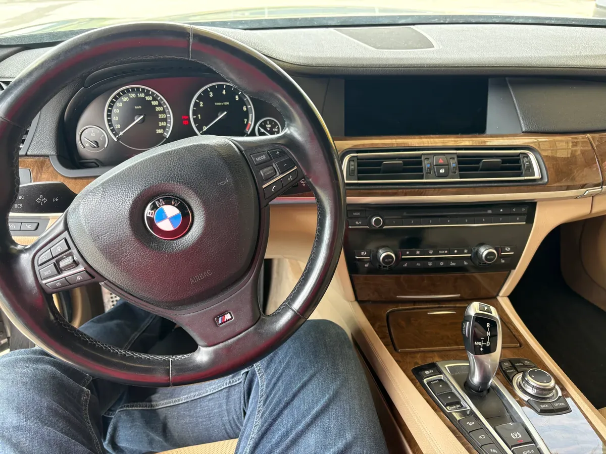 BMW 7 Series 2011 photo 3