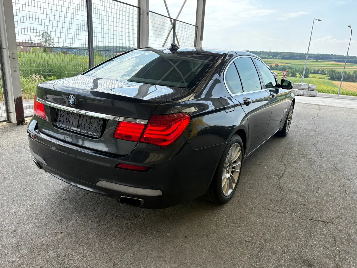 BMW 7 Series 2011 photo 2