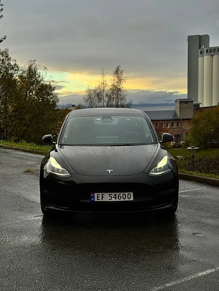 Tesla Model 3 2023 photo 2