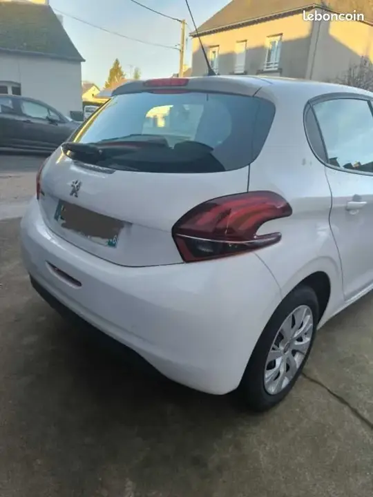Peugeot 208 2017 photo 3