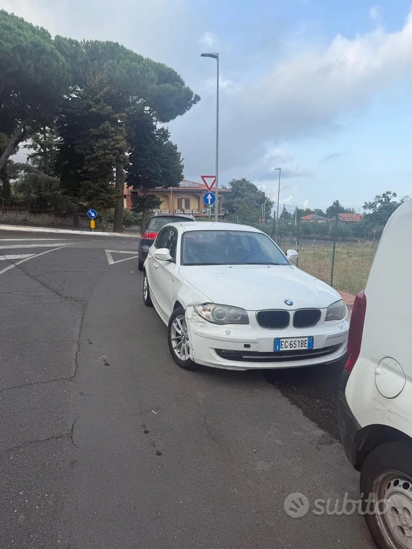 BMW E87 2010 photo 2