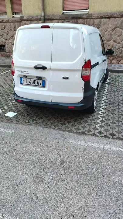 Ford Transit Courier 2018 photo 2