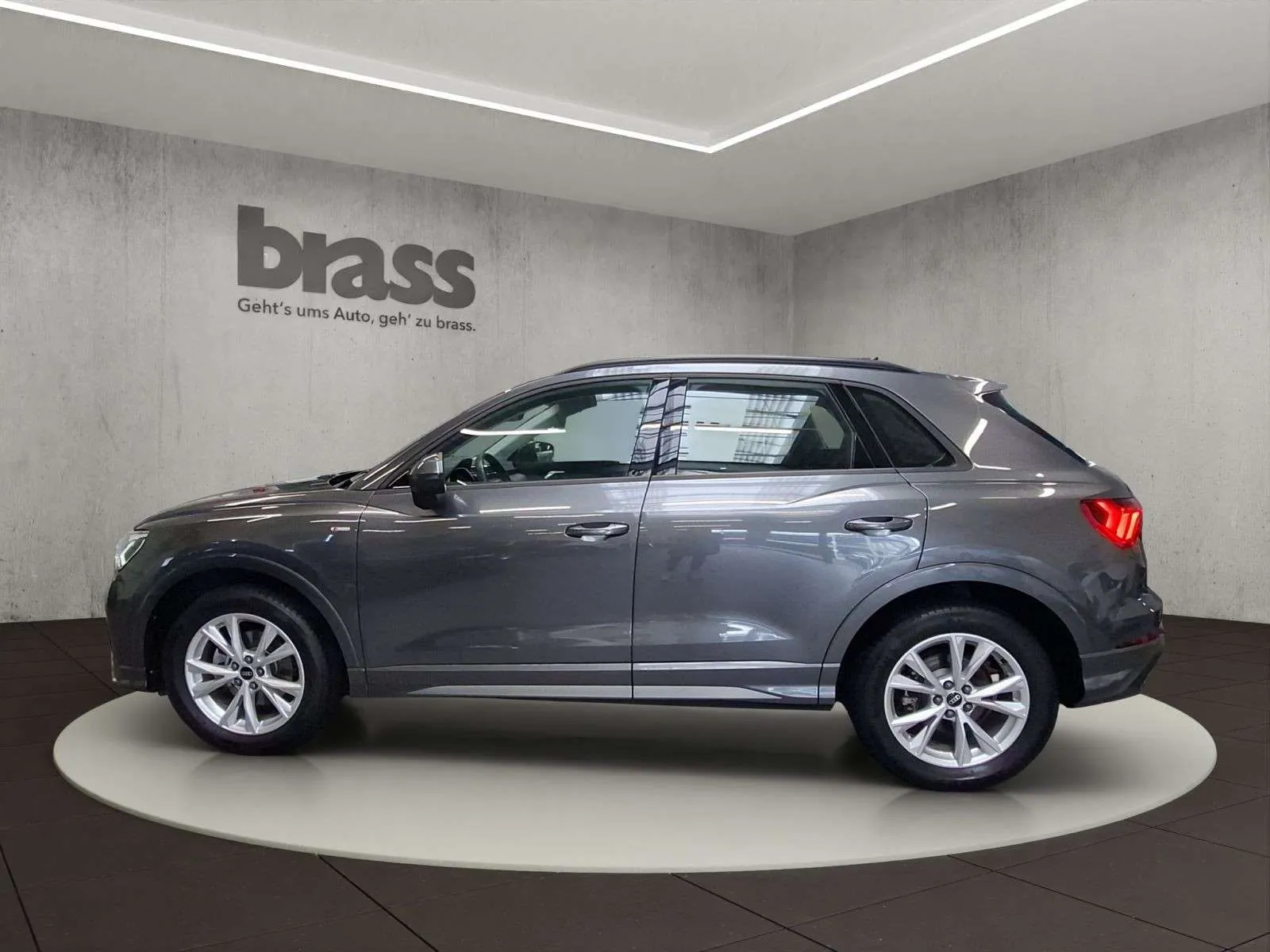 Audi Q3 2021 photo 2
