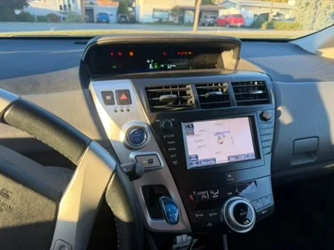 Toyota Prius V 2014 photo 2