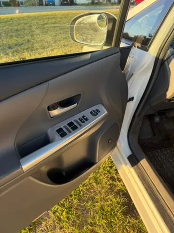 Toyota Prius V 2014 photo 4