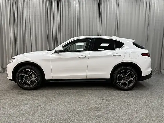 Alfa Romeo Stelvio 2017 photo 2