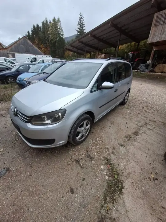 Volkswagen Touran 2011 photo 2