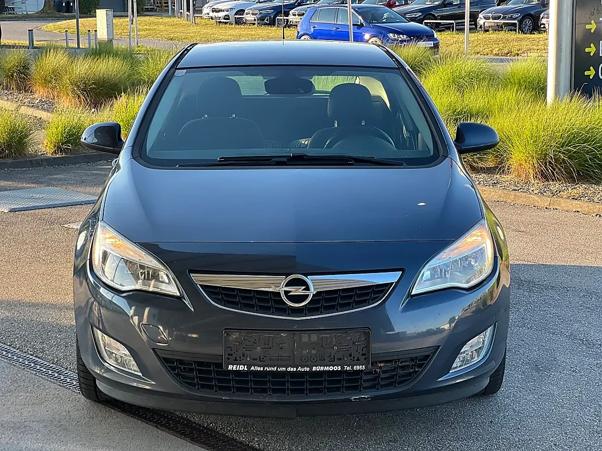 Opel Astra 2012 photo 2