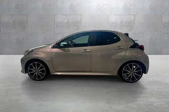 Toyota Yaris 2023 photo 2