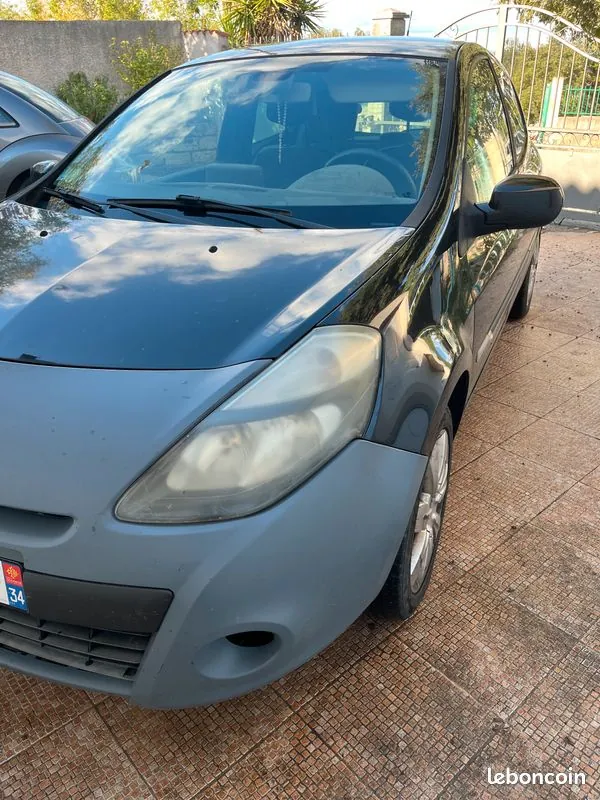 Renault Clio 2010 photo 2