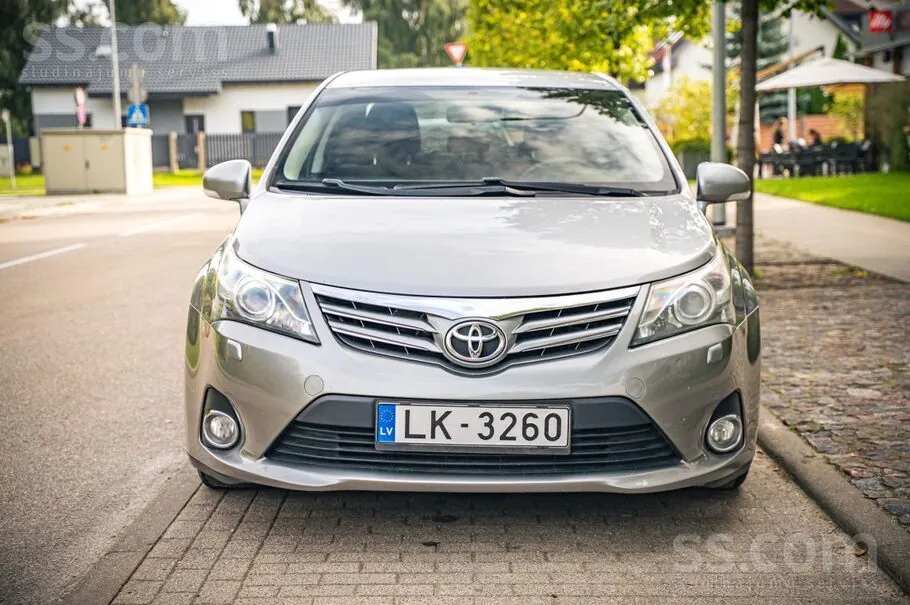 Toyota Avensis 2013 photo 2