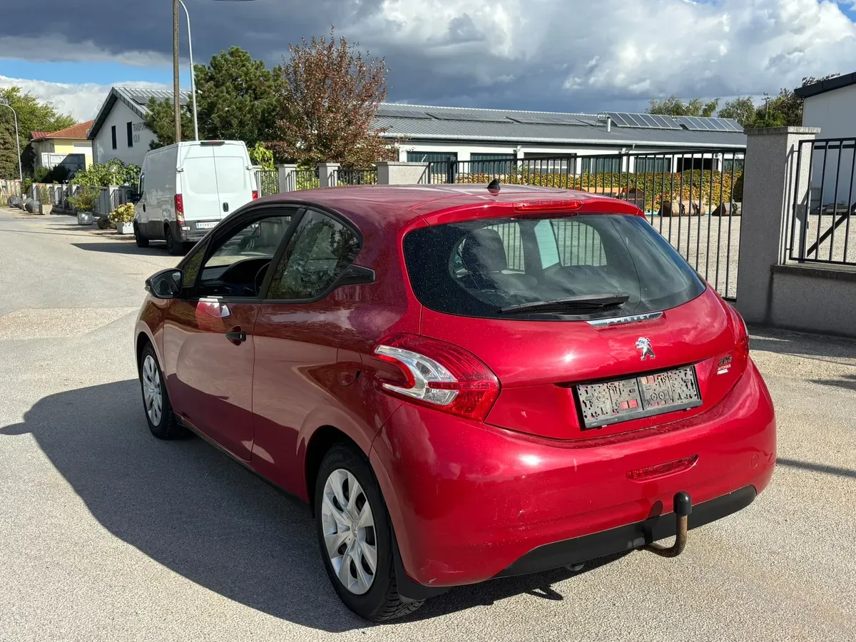 Peugeot 208 2013 photo 3