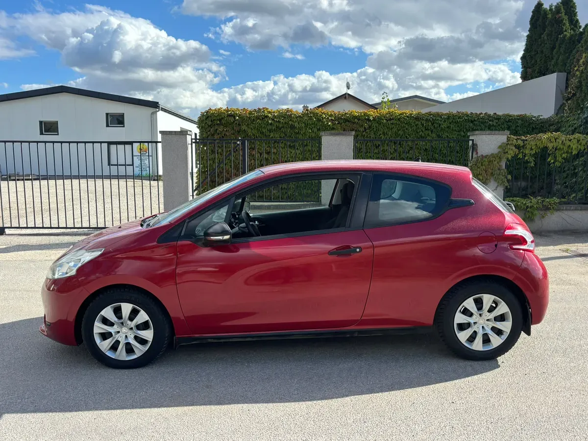 Peugeot 208 2013 photo 2