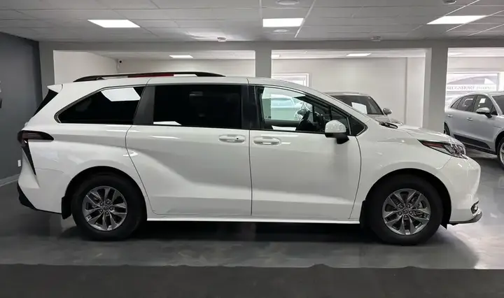 Toyota Sienna 2024 photo 3