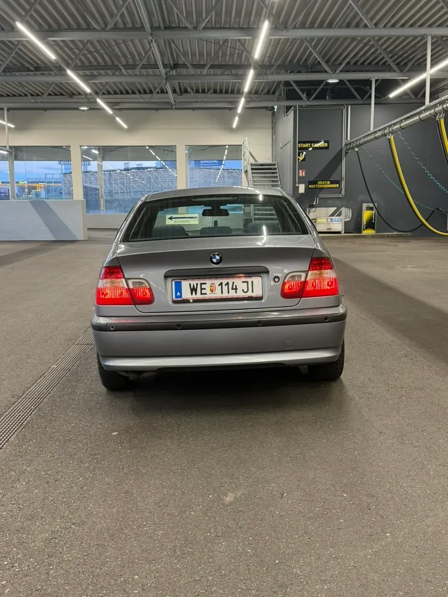 BMW 3 Series 2004 photo 2