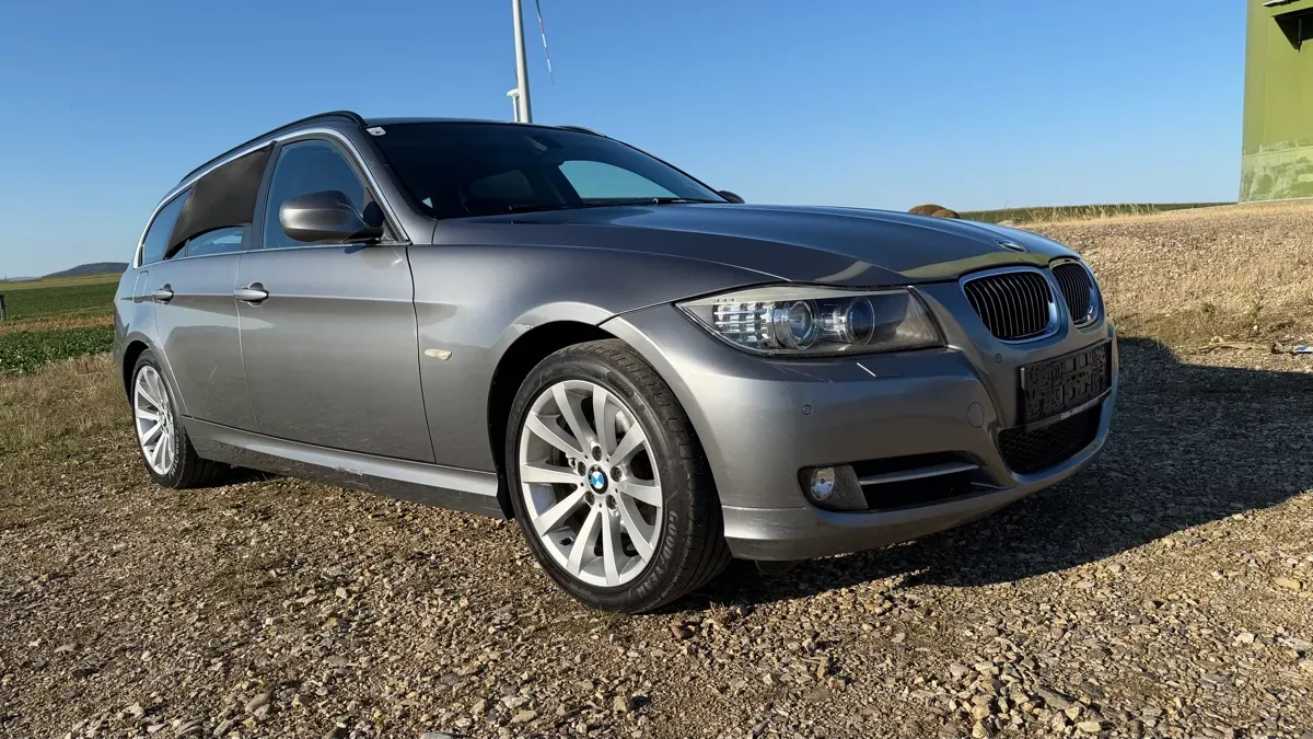 BMW 3 Series 2011 photo 2