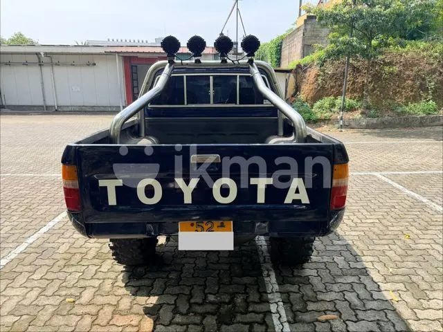 Toyota Hilux 1991 photo 4